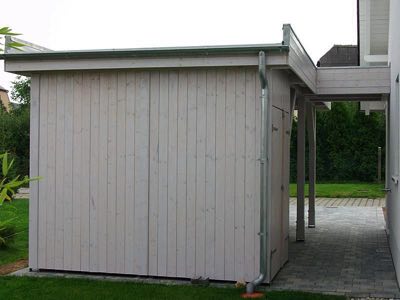 Flachdach-Carport mit Geräteraum