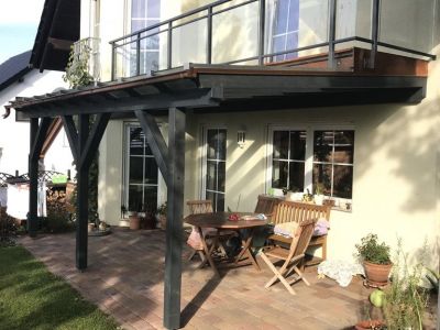 Terrassenüberdachung mit Balkon